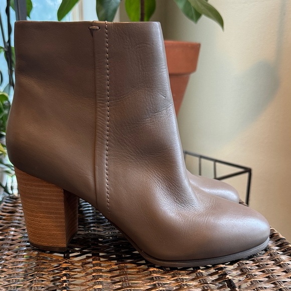 Vionic Shoes - Vionic Kennedy Taupe Leather Heeled Women’s Booties Size 9 Wide NEW